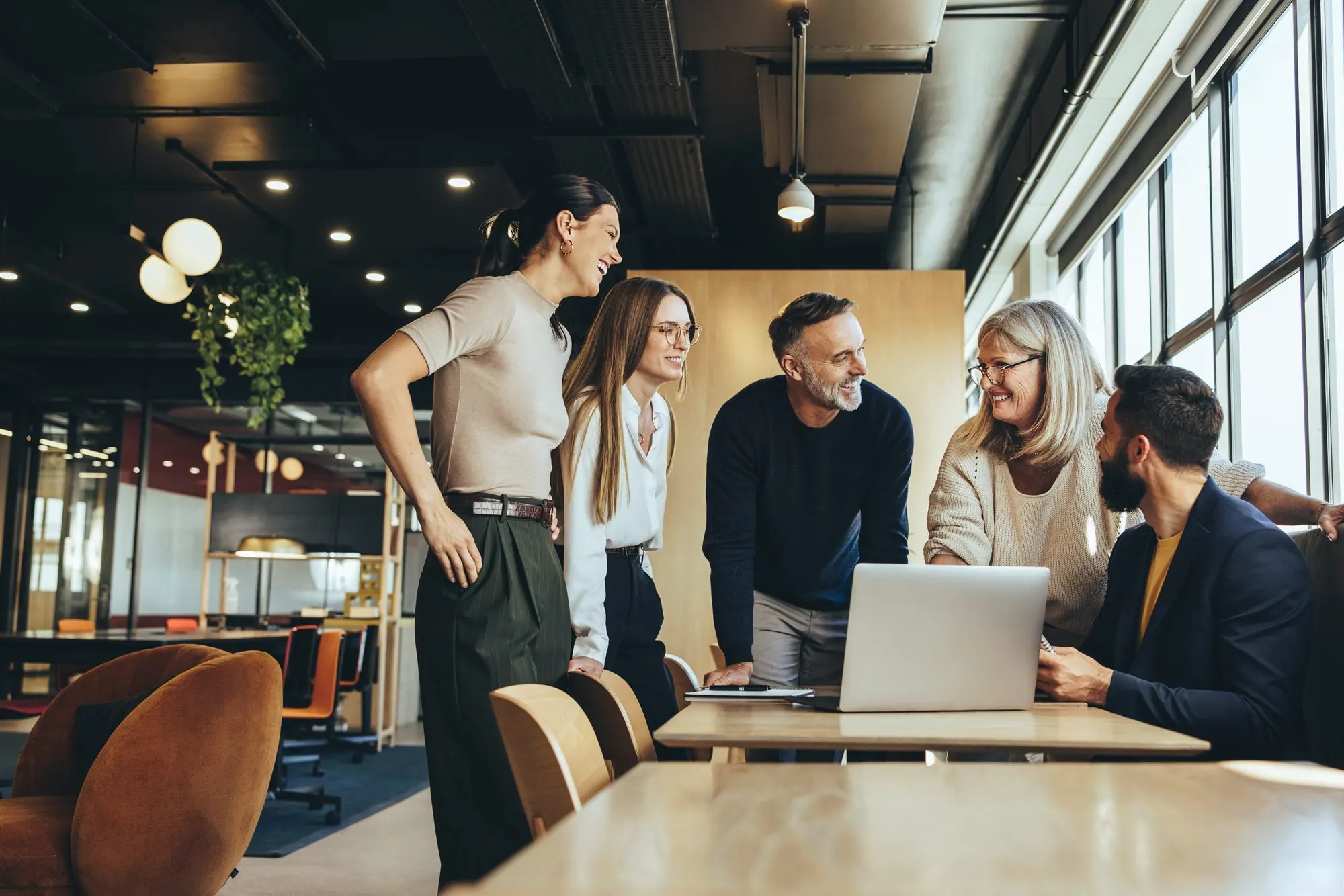 Freundliches Beraterteam von Career Scout im Gespräch.