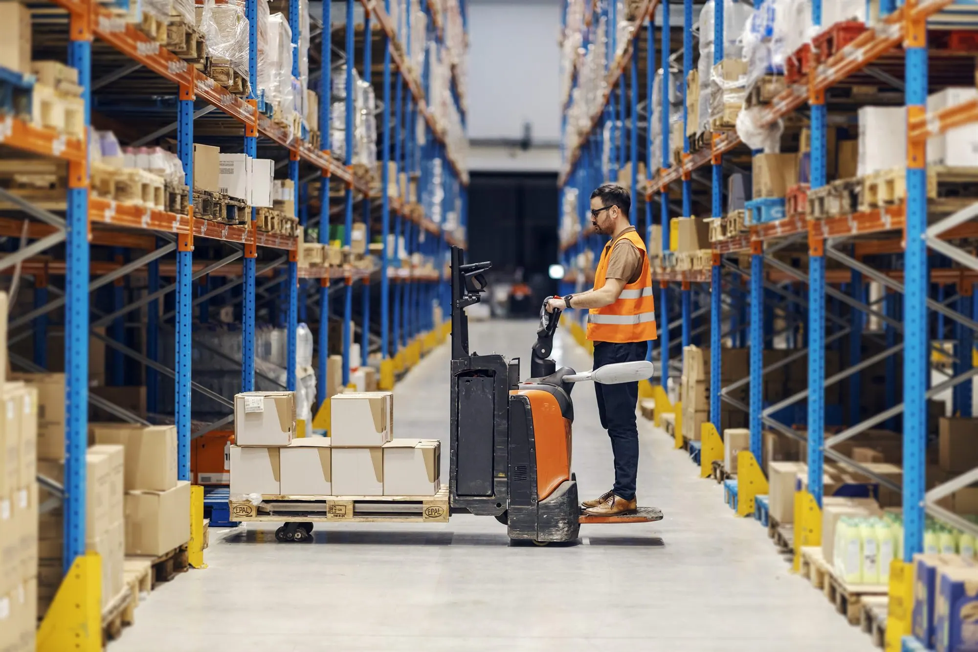 Hohe Regalreihen in einem modernen Logistiklager.